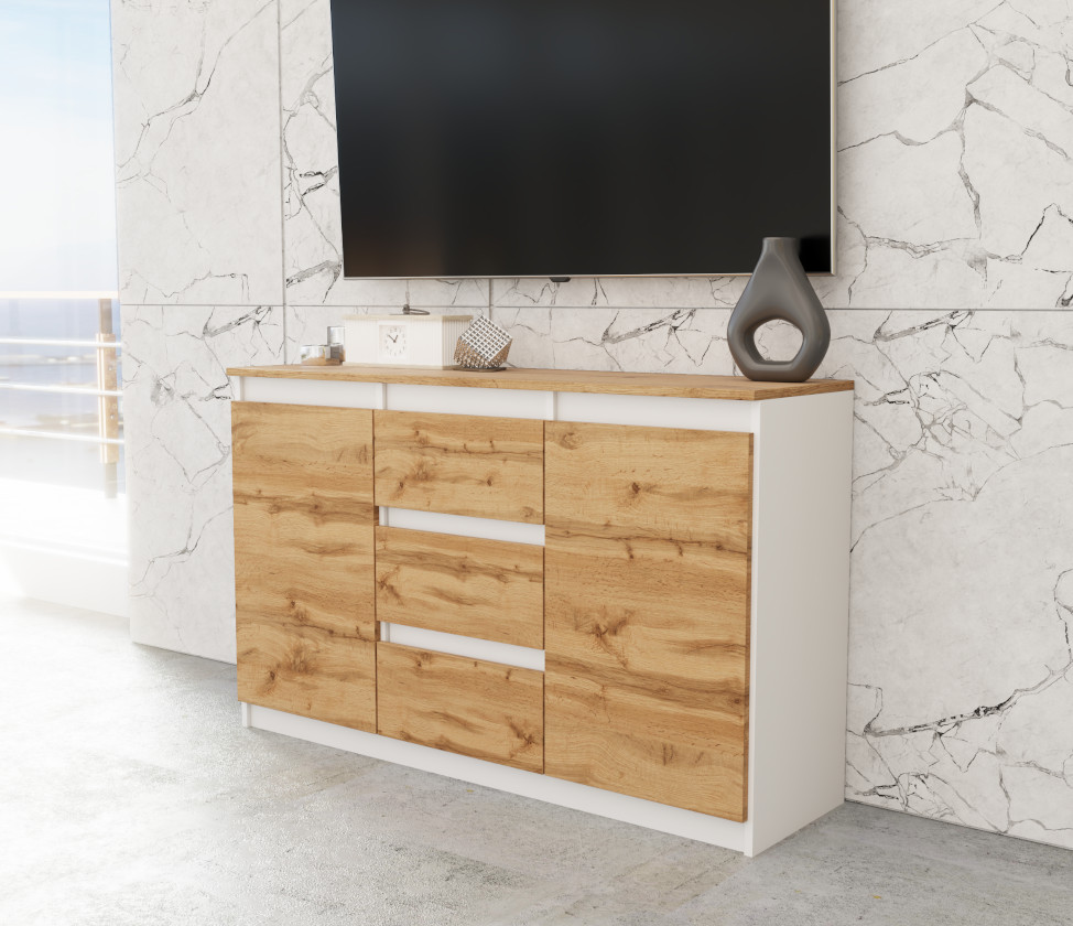 Komoda Agnes 120cm z 2 drzwiami i 3 szufladami na tle rzeczywistym z korpusem w kolorze bialy mat oraz frontami i blatem w kolorze dab wotan