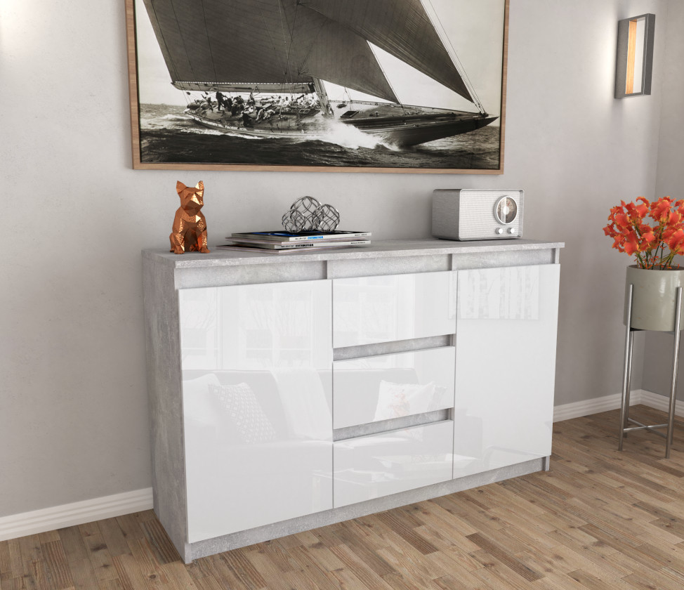 Komoda Agnes 120cm z 2 drzwiami i 3 szufladami na tle rzeczywistym z korpusem w kolorze beton i frontami w kolorze bialy polysk