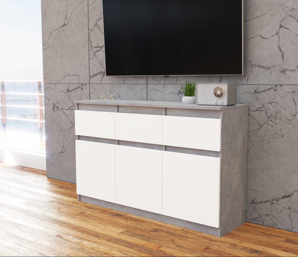 Komoda Oleksa 120cm z 3 drzwiami i 3 szufladami na tle rzeczywistym z korpusem w kolorze beton i frontami w kolorze bialy mat
