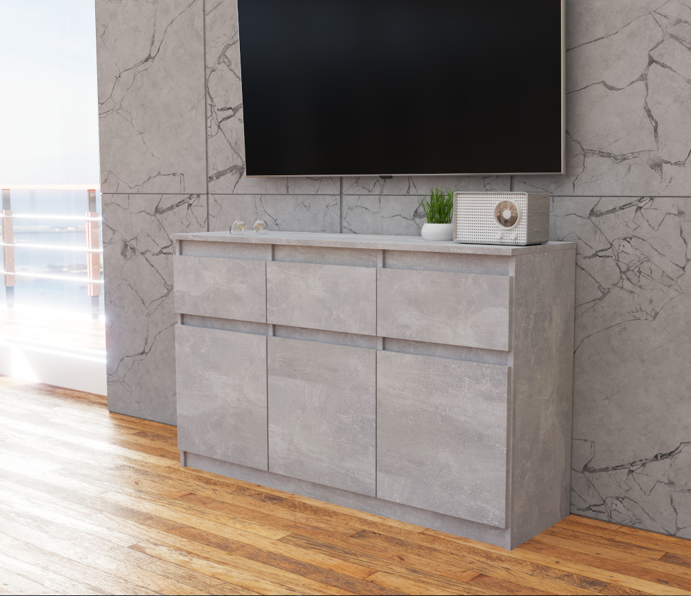 Komoda Oleksa 120cm z 3 drzwiami i 3 szufladami na tle rzeczywistym z korpusem w kolorze beton i frontami w kolorze beton