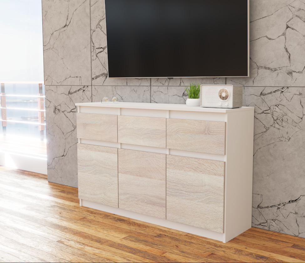 Komoda Oleksa 120cm z 3 drzwiami i 3 szufladami na tle rzeczywistym z korpusem w kolorze bialy mat i frontami w kolorze dab sonoma