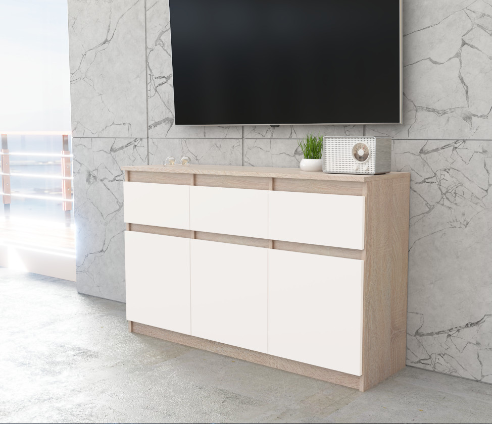 Komoda Oleksa 120cm z 3 drzwiami i 3 szufladami na tle rzeczywistym z korpusem w kolorze dab sonoma i frontami w kolorze bialy mat
