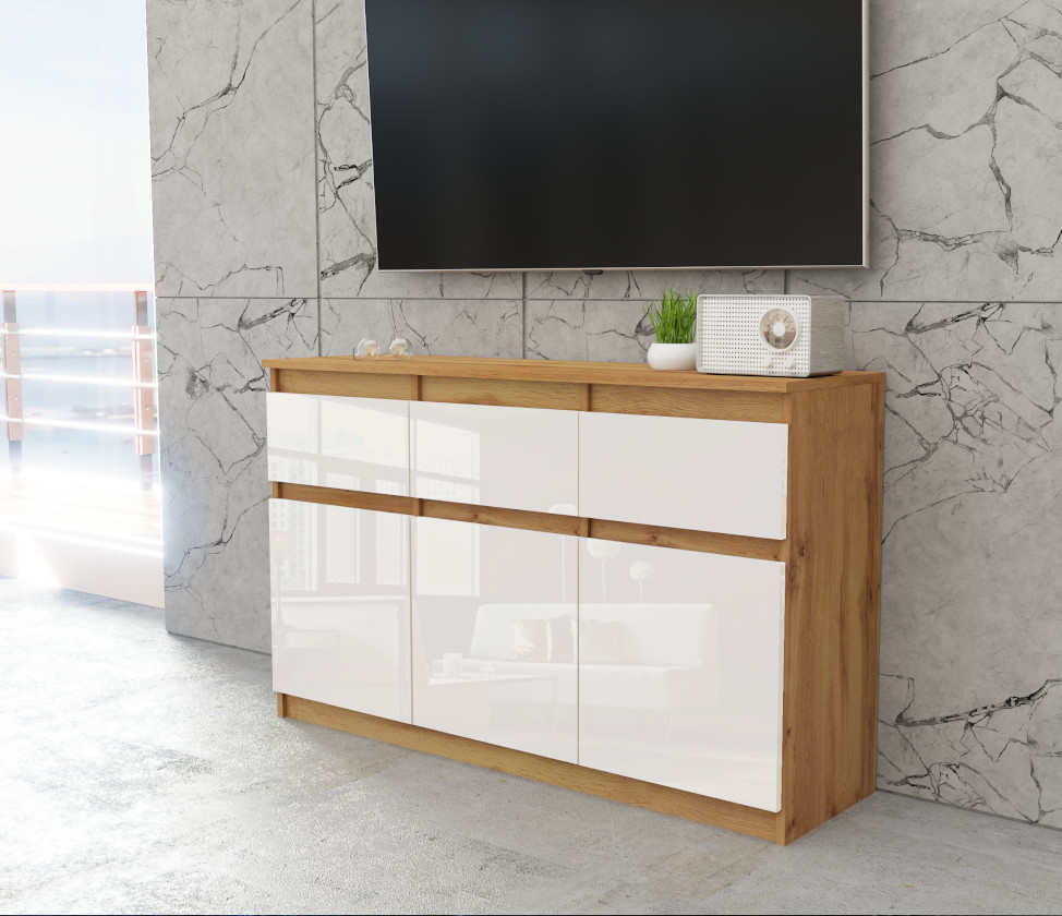 Komoda Oleksa 120cm z 3 drzwiami i 3 szufladami na tle rzeczywistym z korpusem w kolorze dab wotan i frontami w kolorze bialy polysk