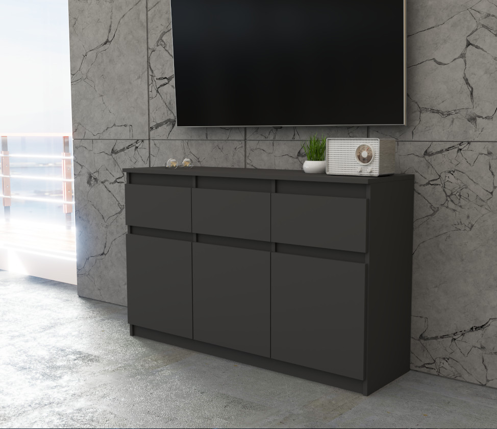 Komoda Oleksa 120cm z 3 drzwiami i 3 szufladami na tle rzeczywistym z korpusem w kolorze szary mat i frontami w kolorze szary mat